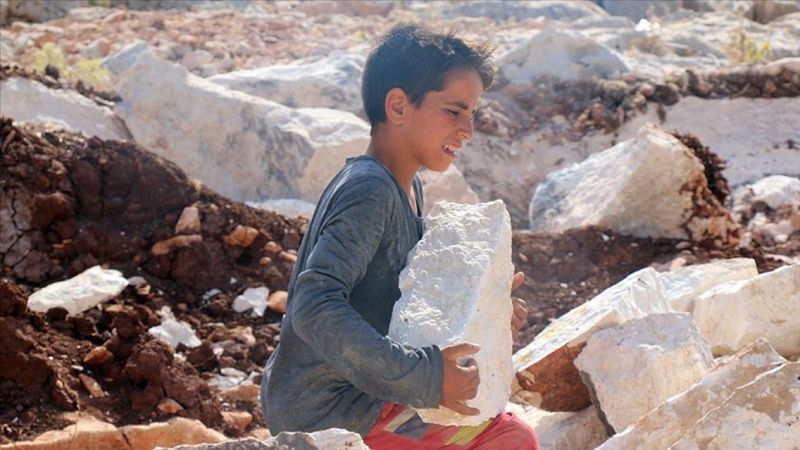 Suriyeli Hamahir, taş kırarak ailesini geçindirmeye çalışıyor