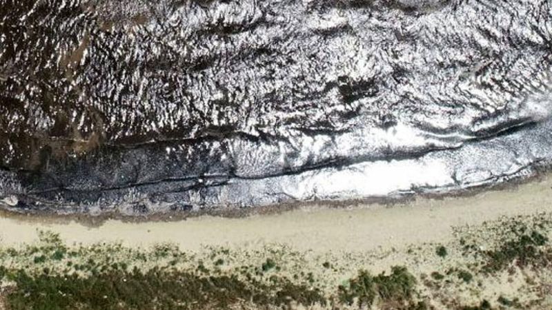 Balıkesir sahillerinde kumların rengi siyaha döndü