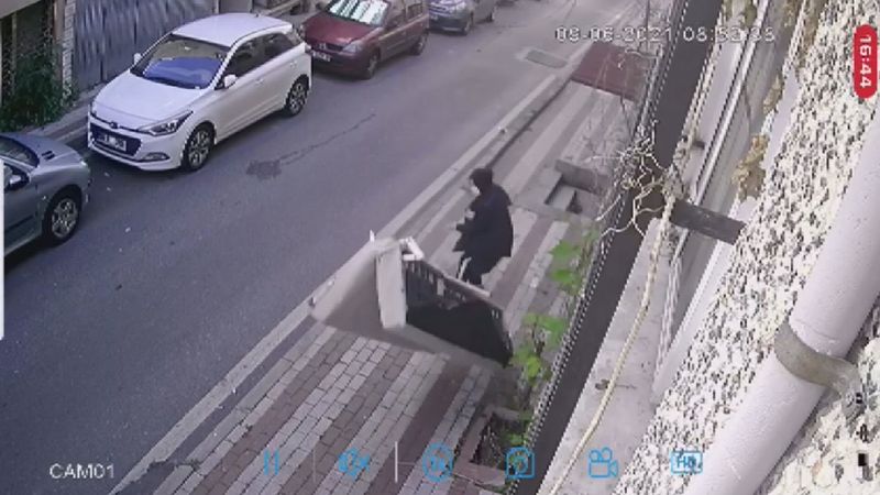 Üsküdar'da üçüncü kattan atılan kanepe ölüme neden oluyordu