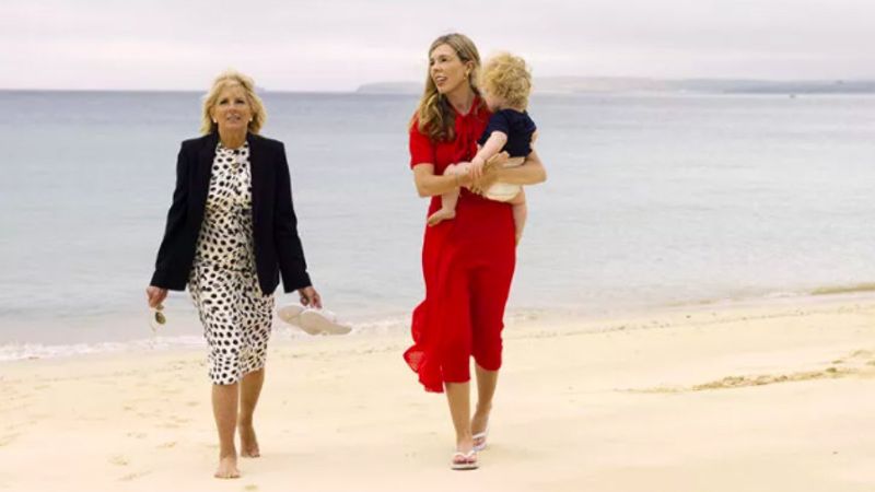 Jill Biden'dan eski First Lady'e ceketli mesaj