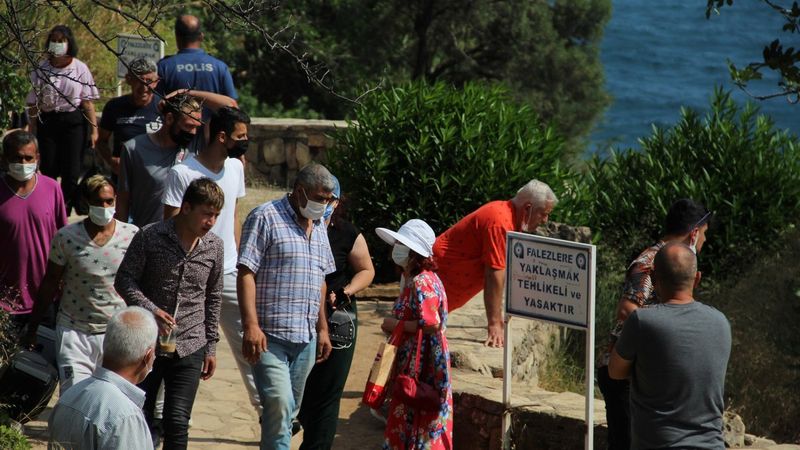 Antalya'da itfaiye ceset çıkarma derdinde vatandaşlar ise izleme