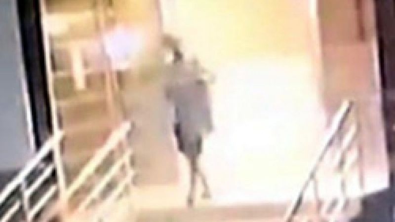 Mersin'de hırsız, kapı önlerindeki ayakkabıları çöp kovasına doldurdu