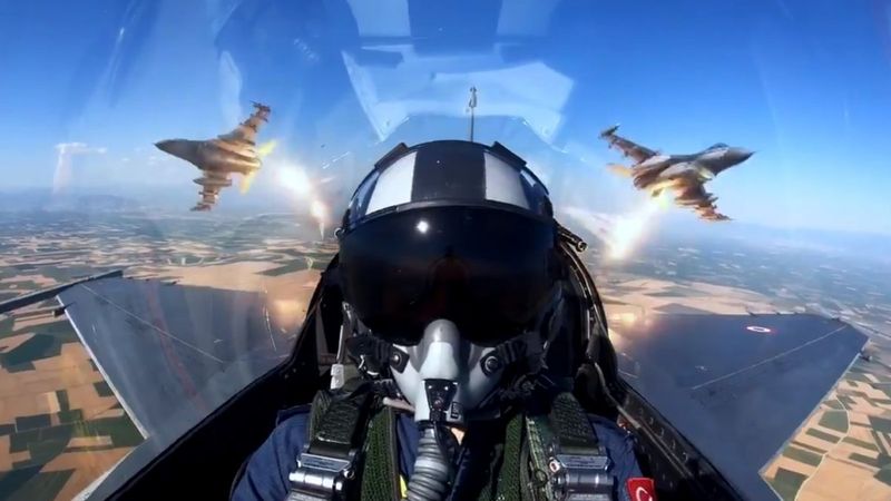 F-16 pilotlarının eğitim uçuşu nefes kesti