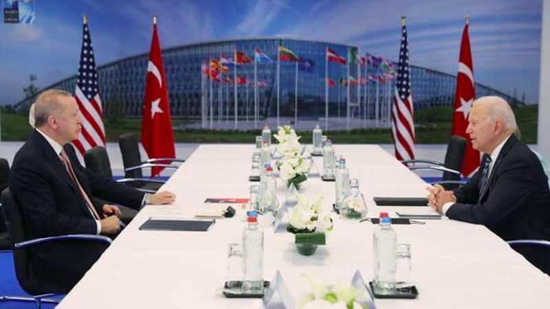 NATO Zirvesi'nde Cumhurbaşkanı Erdoğan, Biden'a kitap verdi