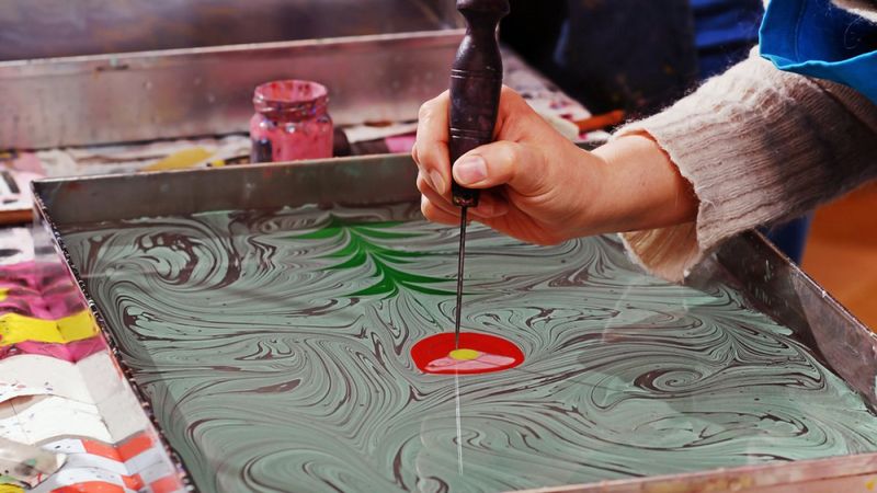 Sanatçının ruhunu suya resmettiği sanat: Ebrû sanatı