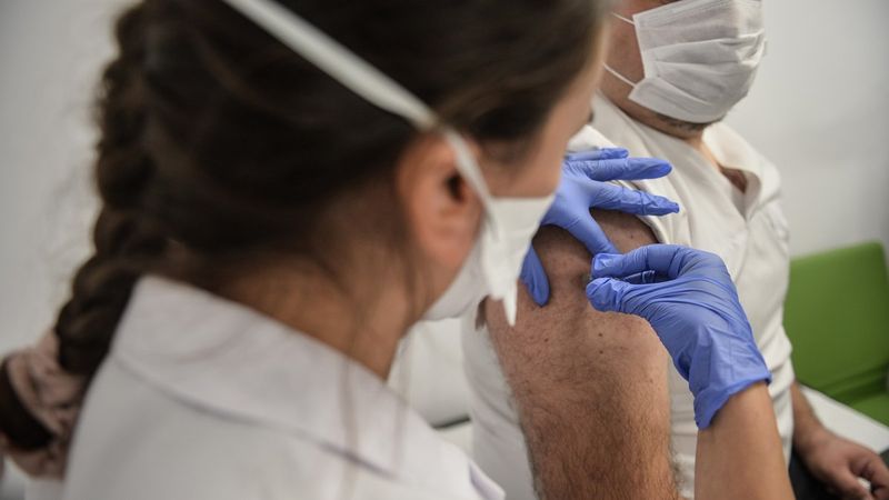 Koronavirüs aşı odalarında görevli sağlık çalışanlarına ek ödeme