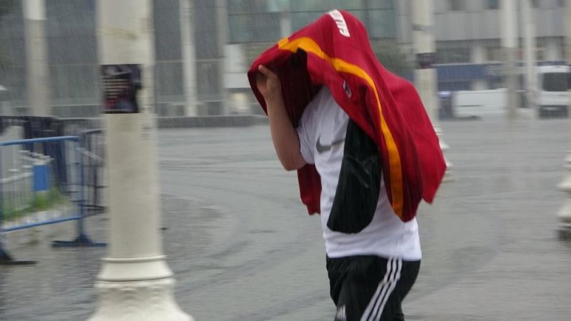 İstanbul'da sağanak yağış etkili oluyor: Cadde ve sokaklar göle döndü