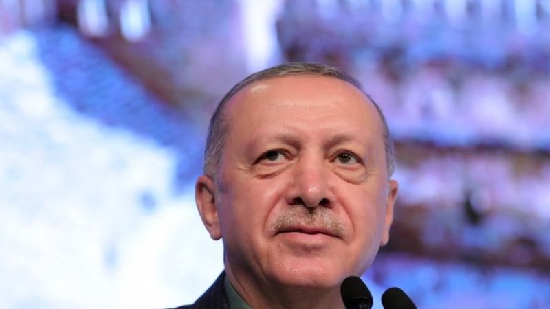 Cumhurbaşkanı Erdoğan Antalya'da partililerle birlikte şarkı söyledi