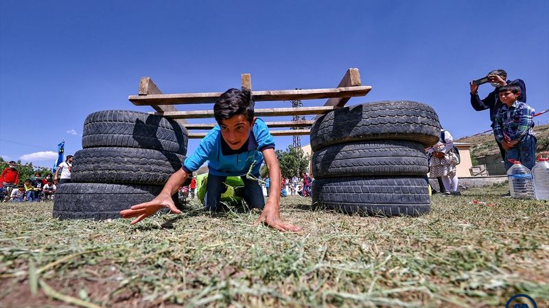 Van'da öğrenciler mezuniyet kutlamasını Survivor parkurunda yarışarak yaptı