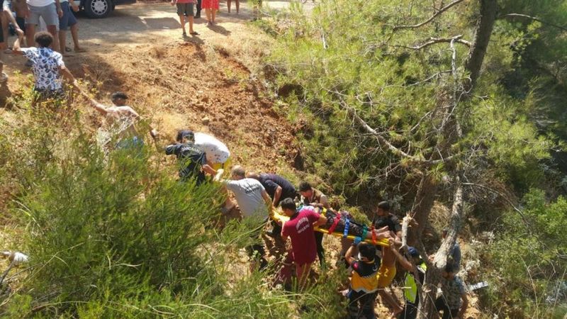 Antalya'da vatandaşlar 50 metrelik çukurdan yaralıları çıkardı