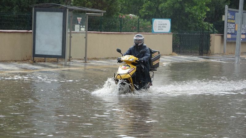 Tekirdağ'da caddeler suyla doldu, araçlar mahsur kaldı