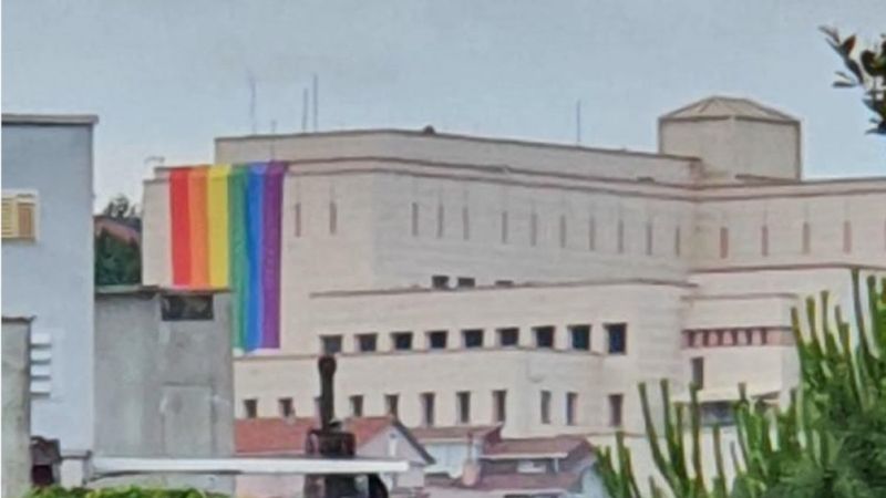 ABD İstanbul Başkonsolosluğu'na LGBT bayrağı asıldı