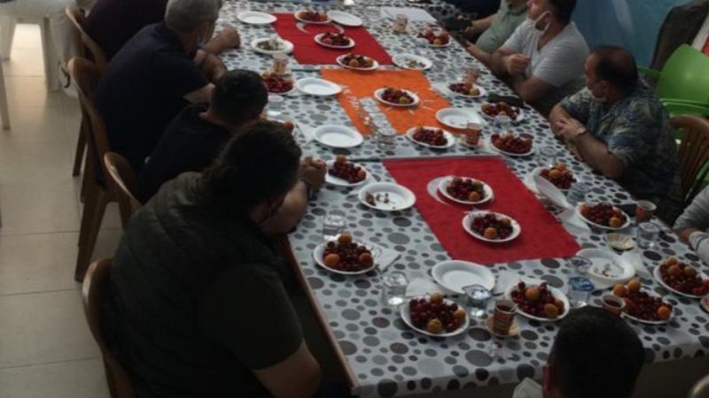 Türk bayrağı üzerinde yemek yenilmesine sert tepki