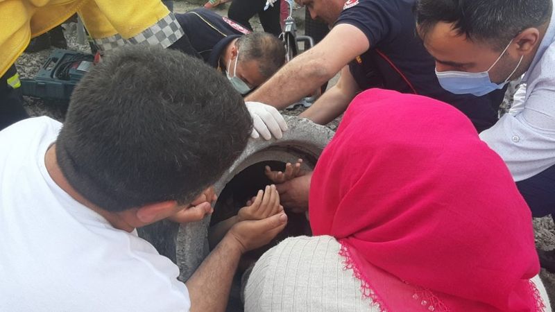 Kocaeli’nin kanalizasyon borusuna sıkışan çocuk kurtarıldı