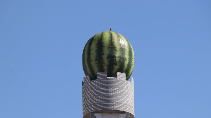 Diyarbakır'da dev karpuz heykeli yerine yerleştirildi