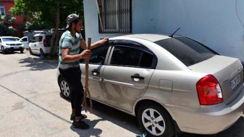 Adana'da arabada mahsur kalan çocuk, kelebek camı kırılarak kurtarıldı