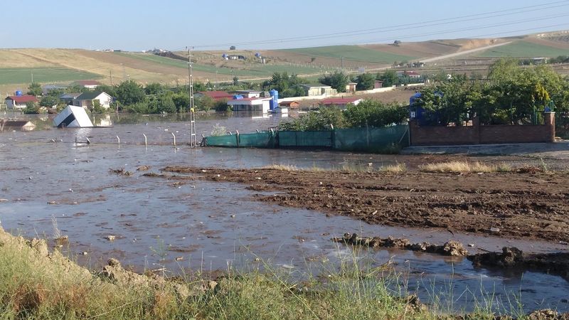 Ankara'da sağanak etkili oldu, dere taştı