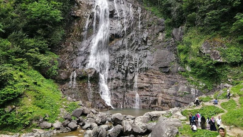 Mençuna Şelalesi, yerli ve yabancı turistlerin gözdesi