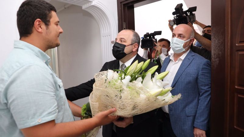 Mustafa Varank'tan saldırıya uğrayan İHA muhabirine ziyaret