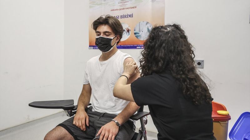 18 yaş ve üstündekiler aşılanmaya başladı