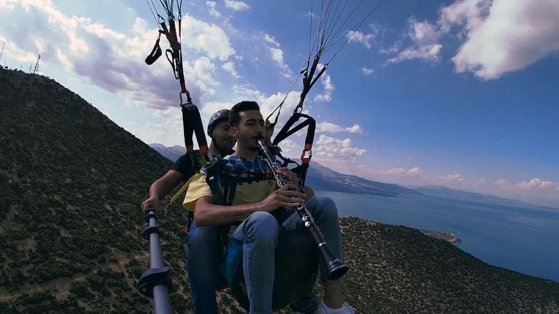 Eğirdir Gölü'ndeki su kaybına dikkat çekmek için: Yamaç paraşütünde klarnet çaldı