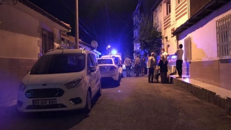Manisa'da bir kişi tartıştığı eşini göğsünden silahla vurdu