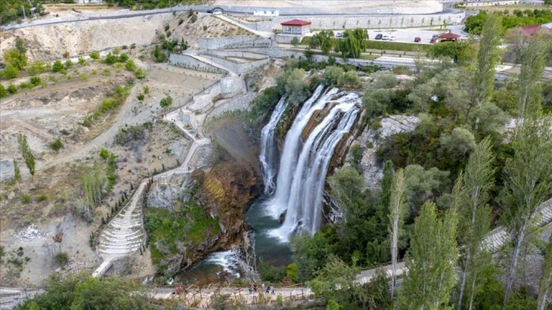 Tortum Şelalesi'nin çevresi yenilendi, ziyaretçilerini bekliyor