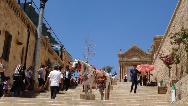 Mardin yerli ve yabancı turistlerin akınına uğruyor