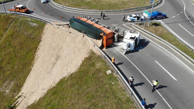 Düzce'de virajı alamayan tır devrildi