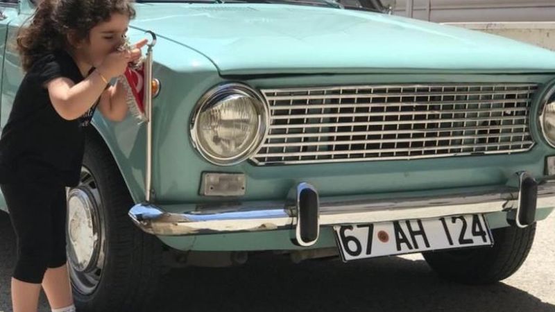 Zonguldak'ta yaşayan 3 yaşındaki Yade, Türk bayrağını öperek sarıldı