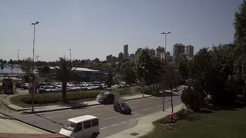 Kadıköy'de cipin durağa çarptığı anlar kamerada