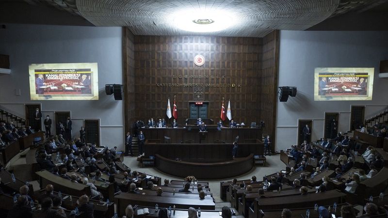 Cumhurbaşkanı Erdoğan'ın grup toplantısında izlettiği video: CHP'nin karşı çıktığı projeler