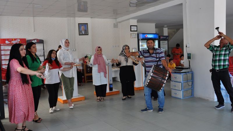 Gaziantep'te emekli olan bakkal, iş yerini düğün havasında kapattı