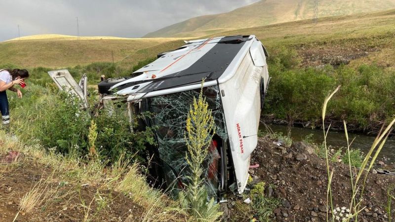 Ağrı'da öğretmenleri taşıyan otobüs devrildi