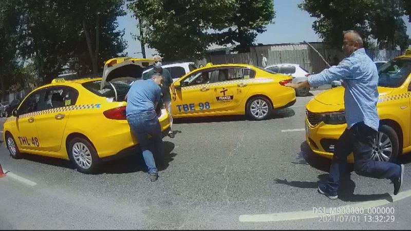 Fatih'te iki taksici sopalarla birbirine saldırdı