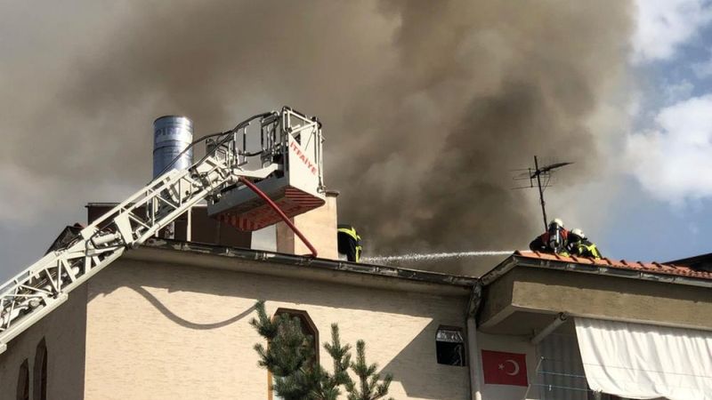 Kayseri'de 3 katlı apartmanın çatısında yangın çıktı