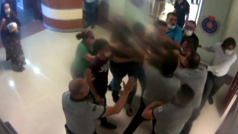 Kahramanmaraş’ta hasta yakınları güvenlik görevlilerine saldırdı