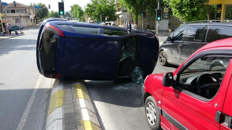 Sancaktepe'de 3 araca çarpıktan sonra takla attı