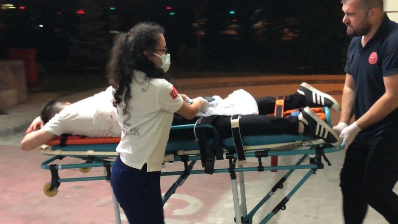 Kocaeli'de kendisini bıçaklayan şahıslardan kurtulmak için tren hattına girdi