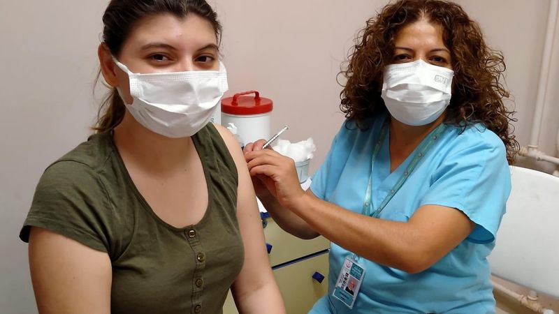 Didim'de annesi ve yeğenini kaybeden hemşire, görevine devam etti