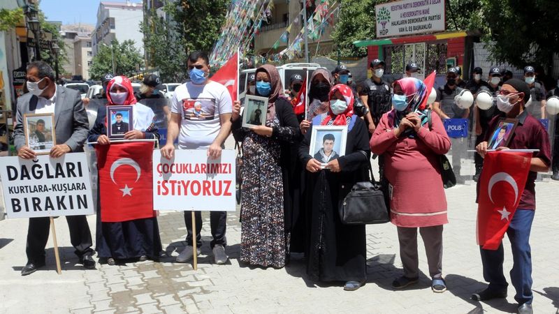 Van’da evladı teslim olan anne nöbeti bırakmadı