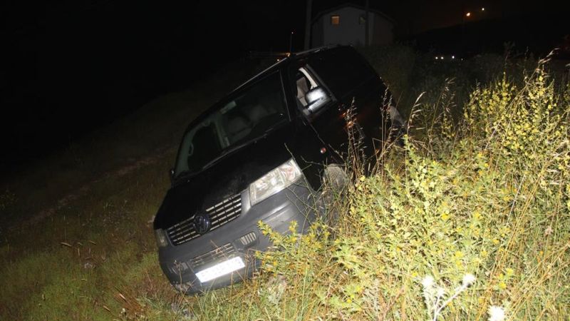 Sinop'ta yoldan çıkan kamyonet uçurumun kenarında kaldı