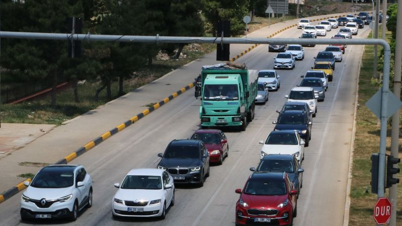 Afyonkarahisar - Antalya yolunda araç kuyruğu