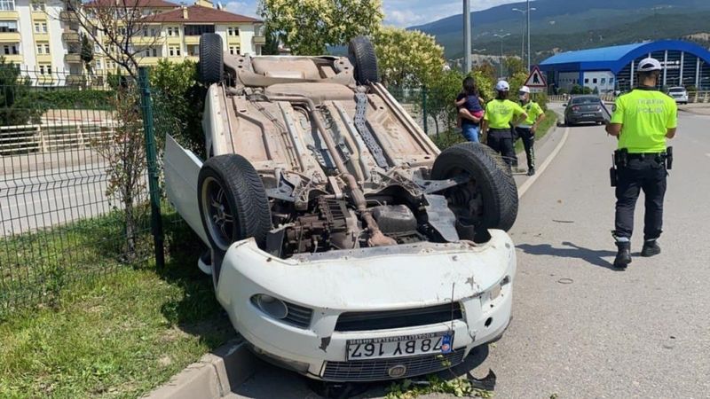 Karabük'te yoldan çıkan otomobil refüje çarptıktan sonra devrildi