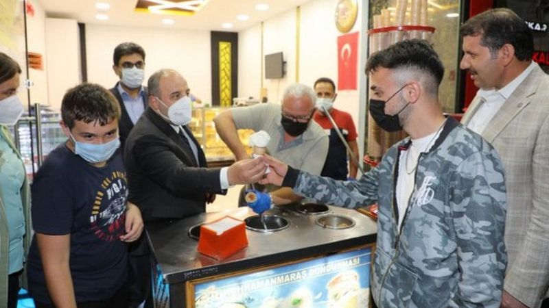 Bakan Varank Sivas'ta dondurma tezgahına geçti
