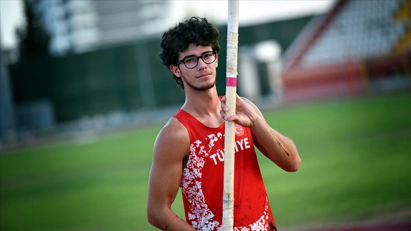 Ersu Şaşma sırıkla atlamada Avrupa üçüncüsü