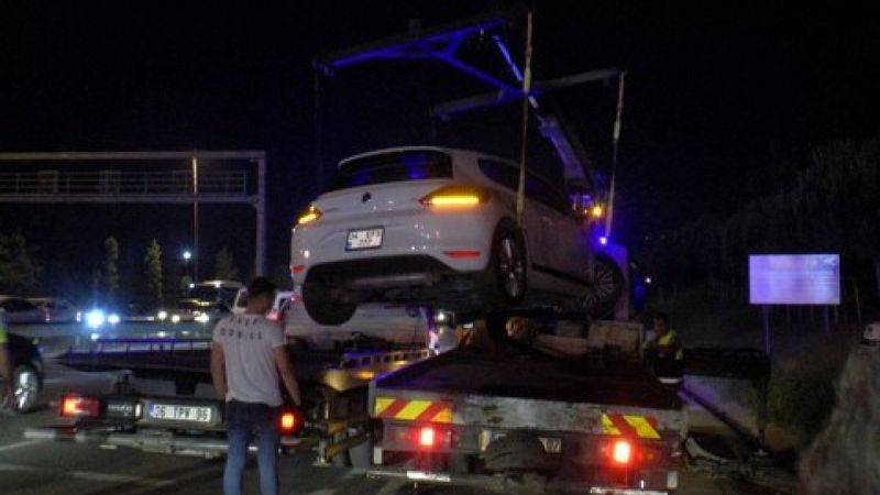 Ümraniye’de makas atarak ilerleyen otomobil, başka bir araca çarptı