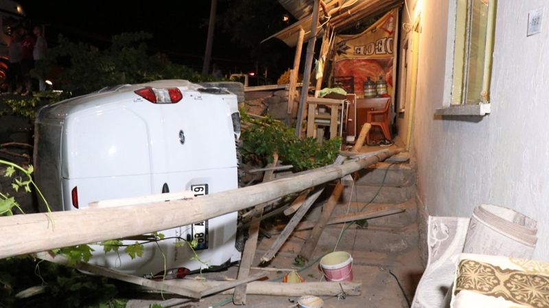 Aksaray'da otomobil müstakil evin bahçesine düştü