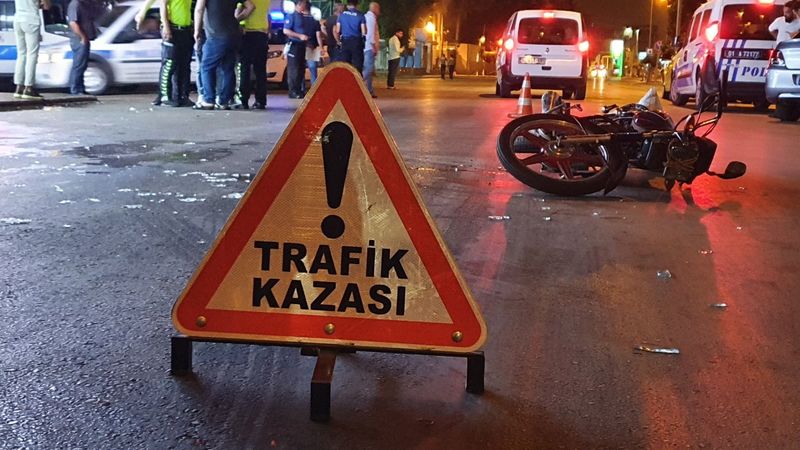 Adana'da silahlı saldırıya uğrayan taksici, motosikletliye çarptı