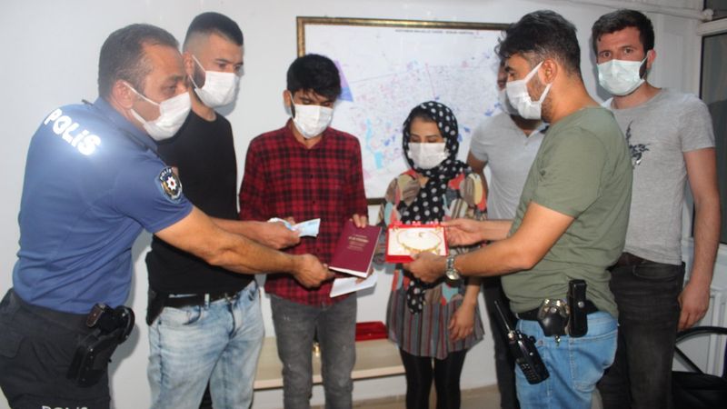 Adıyaman’da içi ziynet ve para dolu valiz Afgan çifte teslim edildi